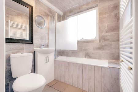 4 bedroom flat to rent - Photo 5