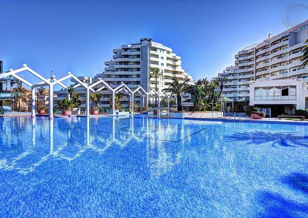 MID-SEASON. FOR RENT FROM 08.10.24-30.6.25 NICE APARTMENT ON THE 1ST LINE OF THE BEACH WITH SEA VIEWS IN BENALMADENA