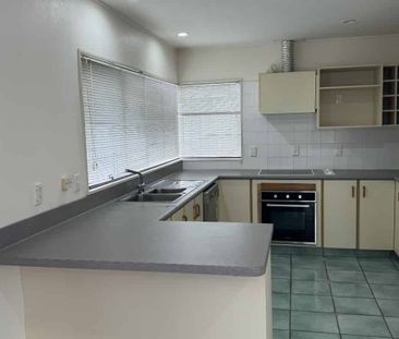 Lovely Modern 3 Bedroom Home available close to Southmall - Photo 1