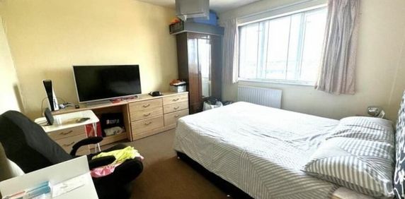 Room in a Shared Flat, Wendover Court, W3 - Photo 2