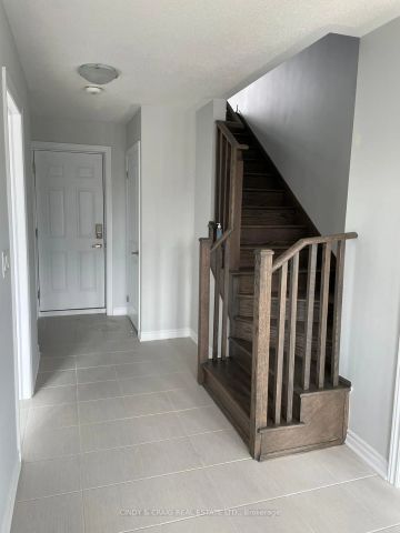 Condo Townhouse For Lease | E9087632 - Photo 2