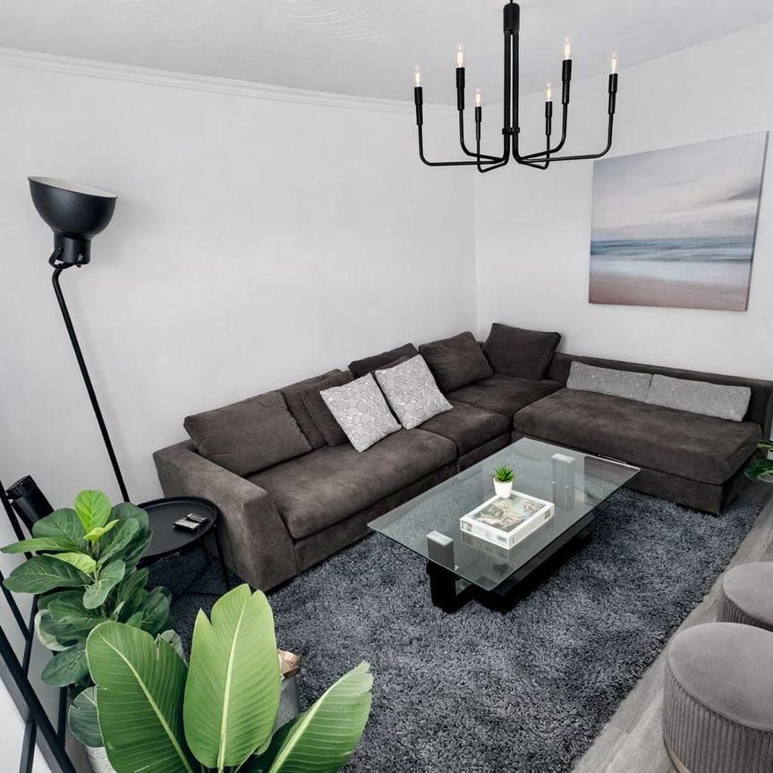 For Lease - 206 Bathurst Street Unit# Main, Toronto, Ontario - Photo 1