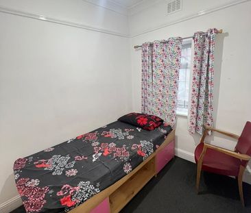 2 Bed Flat, Gantshill Crescent, IG2 - Photo 1