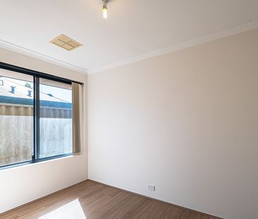 10 Clover Approach, Seville Grove WA 6112 - Photo 1