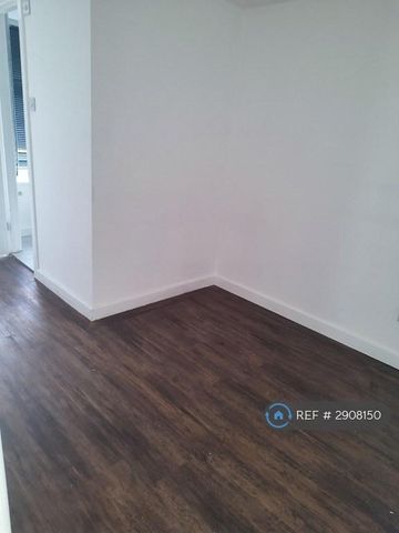 4 bedroom semi-detached house to rent - Photo 3