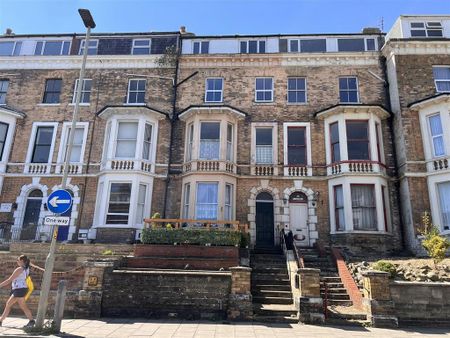 2 bedroom ground floor flat to rent - Photo 2