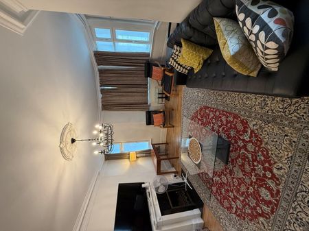 Manor House - Photo 2