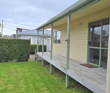 2 bedroom house with 1 bathroom - Photo 2