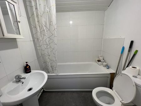 Ensuite to let in sharing house- 900 pcm inclusive bills - Photo 5
