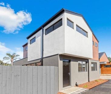 EXECUTIVE TOWNHOUSE | IMPRESSIVE DESIGN | CONVENIENT LOCATION - Photo 1