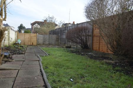 4 bedroom Semi-detached house to rent - Photo 2