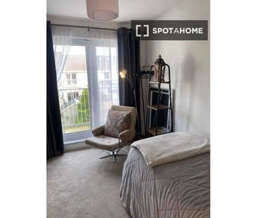Stylish room in 5-bedroom apartment in Sandyford, Dublin - Photo 6