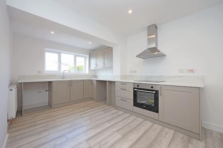 4 bedroom detached house to rent - Photo 2