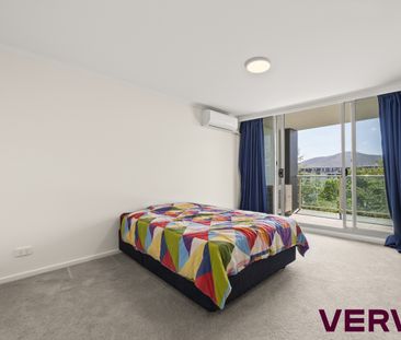 STYLISH CITY LIVING ON NORTHBOURNE AVENUE - Photo 4