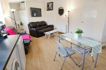 4 bedroom flat to rent - Photo 3