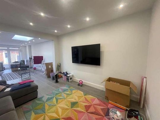 Hanson Gardens, Southall, UB1 - Photo 1