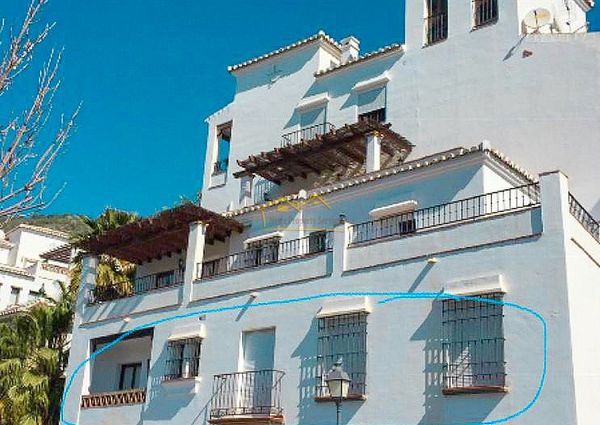 Bright 3-Bedroom Apartment with Parking and Pool, Available for Long-Term Rental in Frigiliana