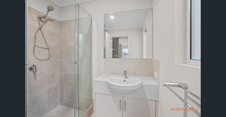 "Stunning 3 Bedroom House for Rent in the Desirable Neighborhood of Hilbert" - Photo 4