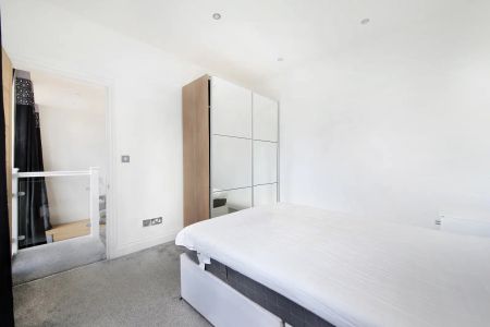 1 bedroom flat in London - Photo 5