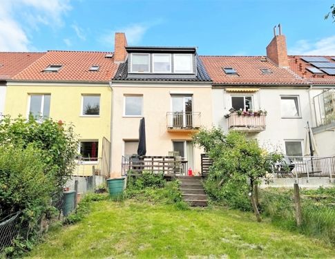 RUHIGE LAGE NÄHE UNI! Erstklassige, modere 2-Zimmer-Mietwohnung in kernsaniertem 3-Parteienhaus mit EBK, hellem Duschbad, kleinem Balkon sowie Gartennutzung in kleiner Wohnstraße/Sackgasse - Photo 1