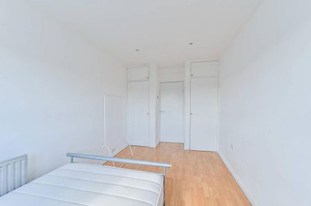 3 bedroom flat to rent - Photo 3