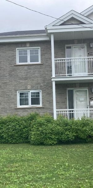 Sorel-Tracy grand logement 5 1/2- immense cour - Photo 1