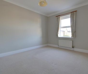 3 bedroom end of terrace house to rent - Photo 2