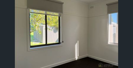 3 bedroom light-filled home - Photo 4