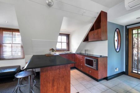 Chic Furnished Apartment in Gorgeous Linley Point - Photo 4