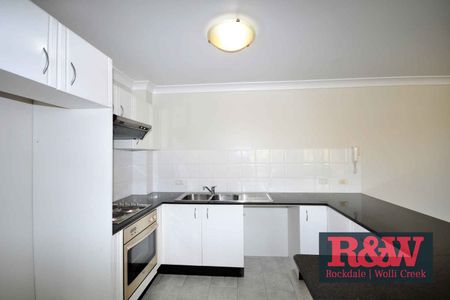 2 Bedroom Apartment with Spacious Living - Photo 4