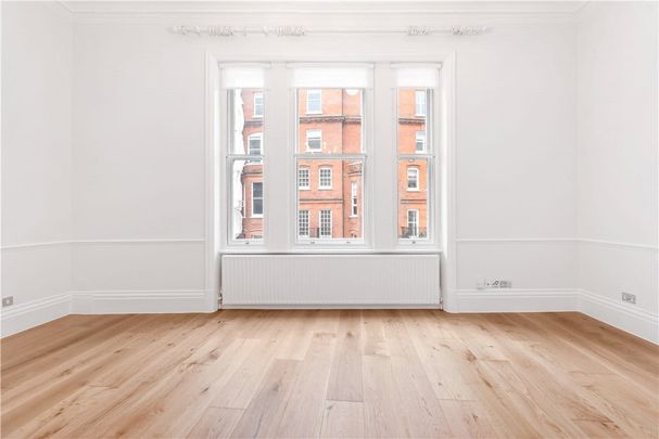 Newly updated spacious 1st and 2nd floor duplex that offers comfortable and flexible accommodation. the period features such as the high ceilings and large windows means it is naturally bright and would suit a family or anyone who enjoys entertaining. EPC rating: C - Photo 1