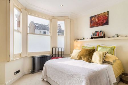 Stunning ground floor apartment with a beautiful garden and a useful outbuilding situated between the Wandsworth Bridge Road and South Park. - Photo 3