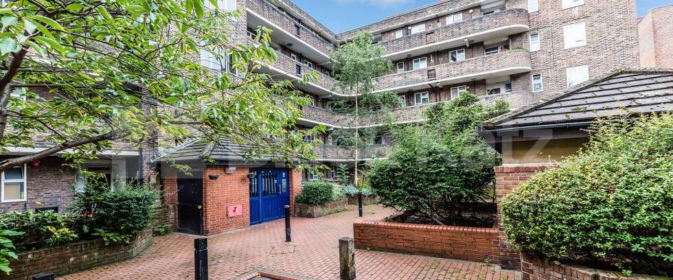 Spacious one bedroom property located close to Upper Street and Angel Station - Photo 1