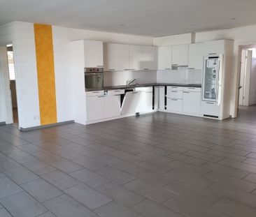 Grosse Wohnung mit Lift und grossem Balkon - Photo 2