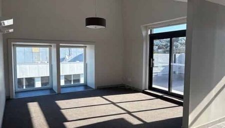 Top-Floor Executive Apartment – Central Location - Photo 2