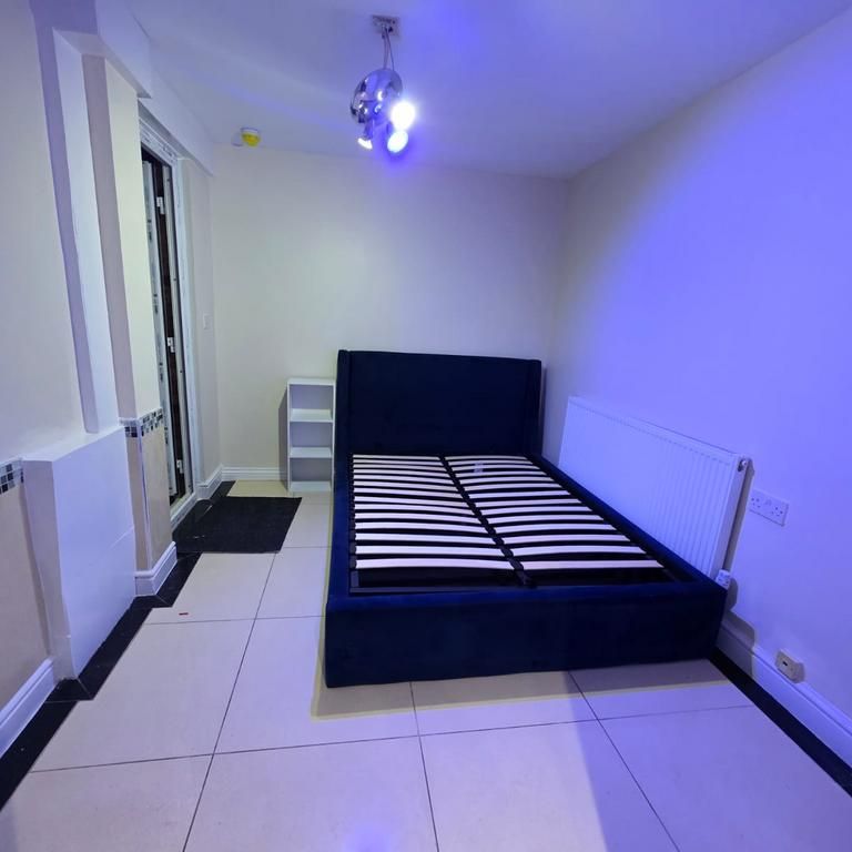 1 bedroom in a house share to rent - Photo 1