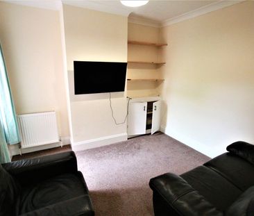 3 Bed Terraced House, St. Edwards Road, RG6 - Photo 2