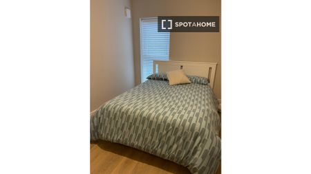 Room in shared 2-bedroom flat for rent in Dublin - Photo 3