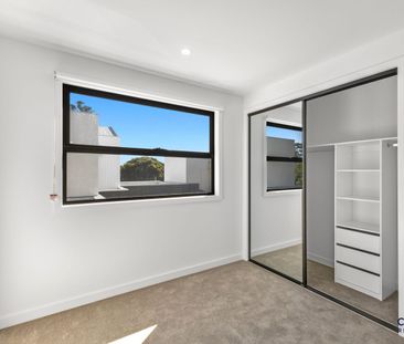 Spacious 4-Bedroom Townhouse - Photo 1