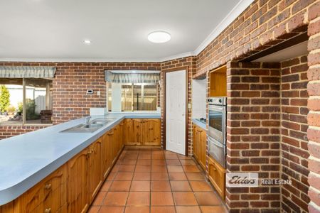 SPACIOUS FAMILY HOME - Photo 5