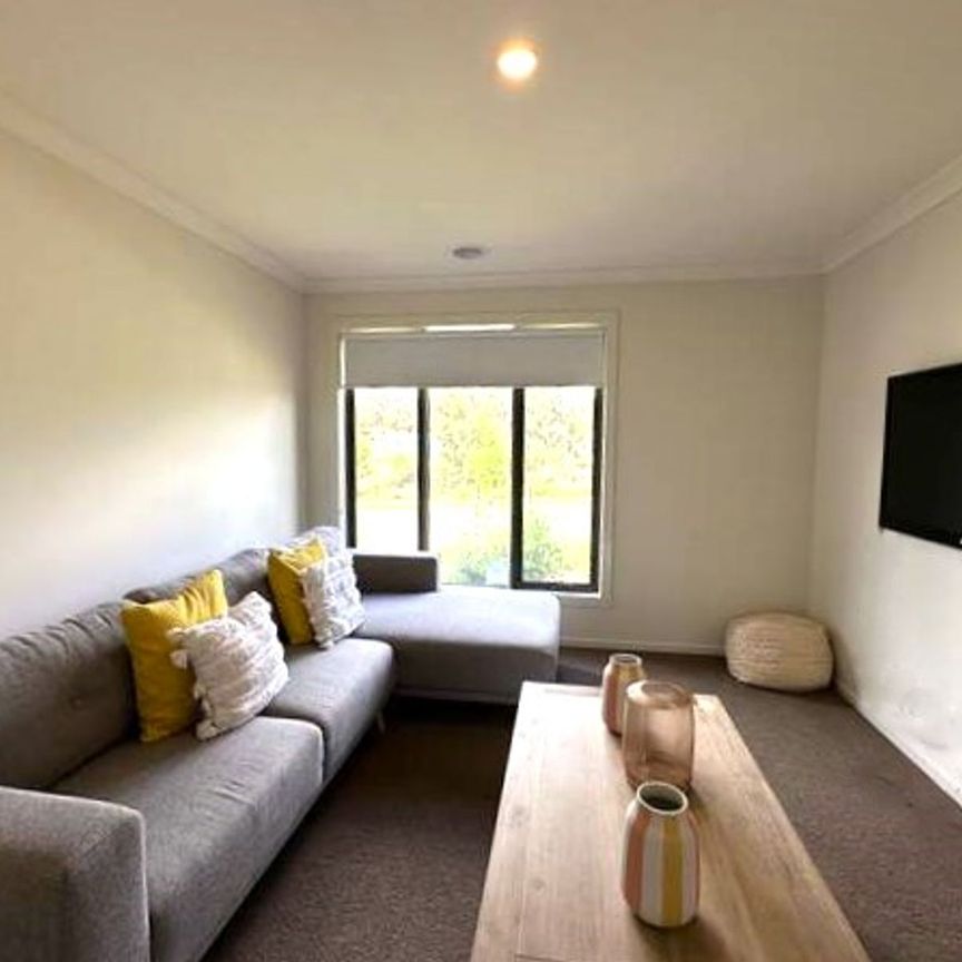 FULLY FURNISHED & VERY LUXURIOUS! - Photo 1