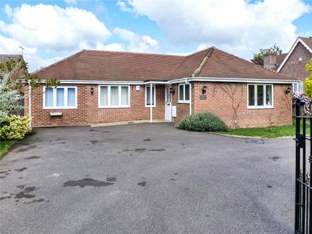 Spacious 4 bedroom detached bungalow in the popular town of Saffron Walden. Excellent access to M11 & Cambridge City Centre. Conservatory leading onto good sized garden. Ample driveway parking. Unfurnished. - Photo 4