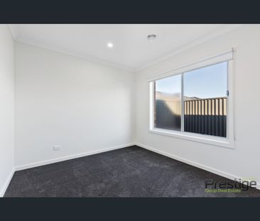 12 Gosfield Drive, Werribee, Vic 3030 - Photo 4