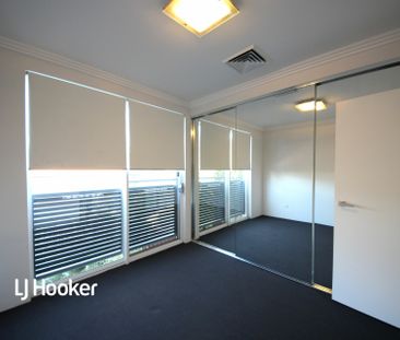 Light filled & Spacious Two Bedroom Apartment ! - Photo 4