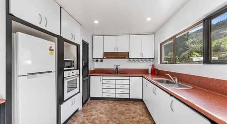 Spacious 3-Bed, 2-Bath Home Near Town - Photo 2