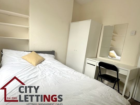 6 Bedroom Mid Terraced House - Photo 1