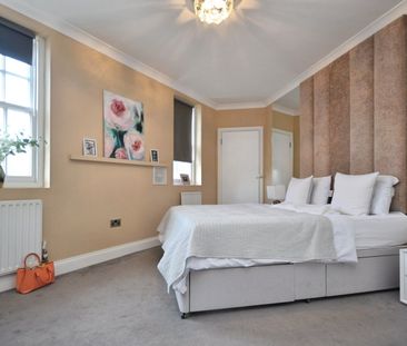Flat to rent - Pickhurst Lane, Bromley, BR2 - Photo 2