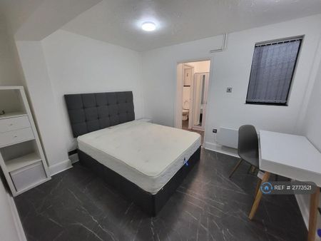 1 bedroom in a house share to rent - Photo 3