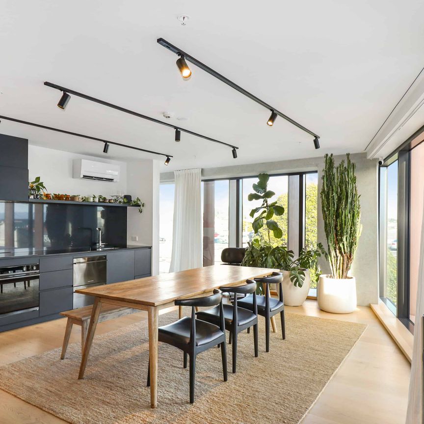 Sophisticated city apartment with office! - Photo 1