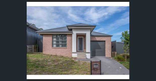 WELL PRESENTED LOW MAINTENANCE FAMILY HOME - Photo 1